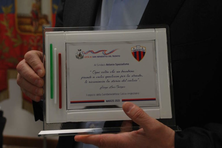 Dall’associazione “Agraria Club” ringraziamenti e targa al sindaco Spazzafumo