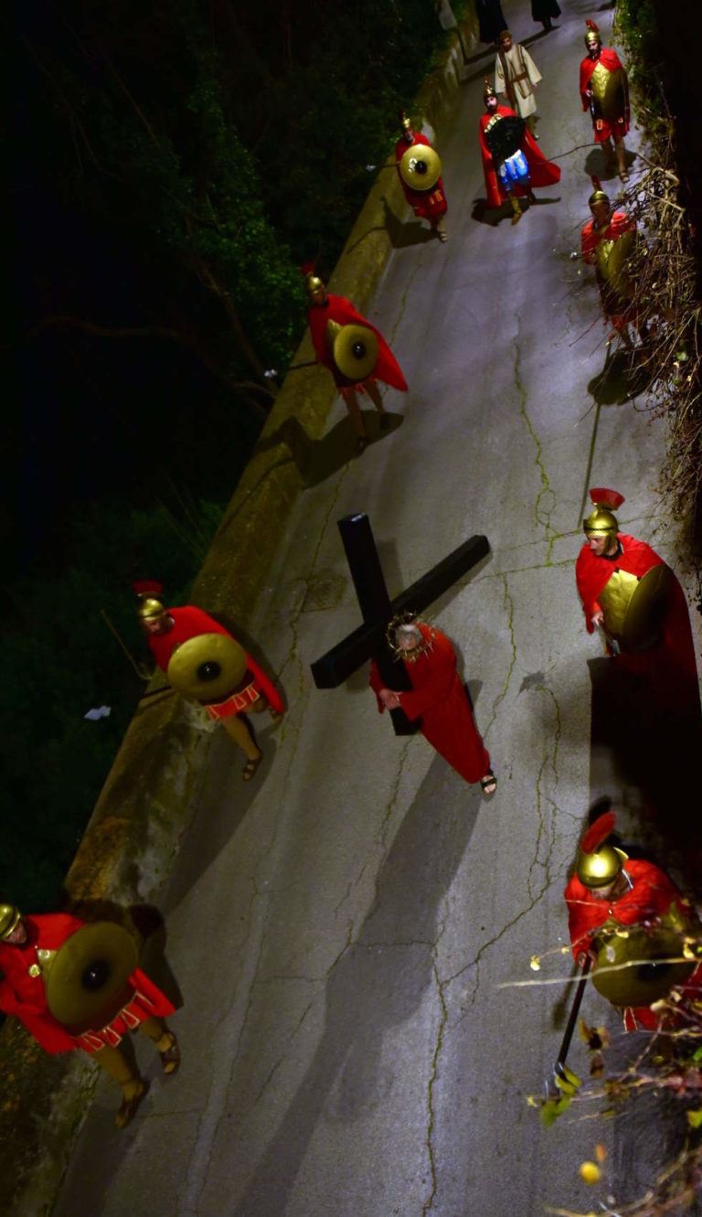 Migliaia di persone alla Sacra rappresentazione del Cristo morto di Grottammare