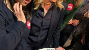Centimetro Zero dona una sedia a Giorgia Meloni