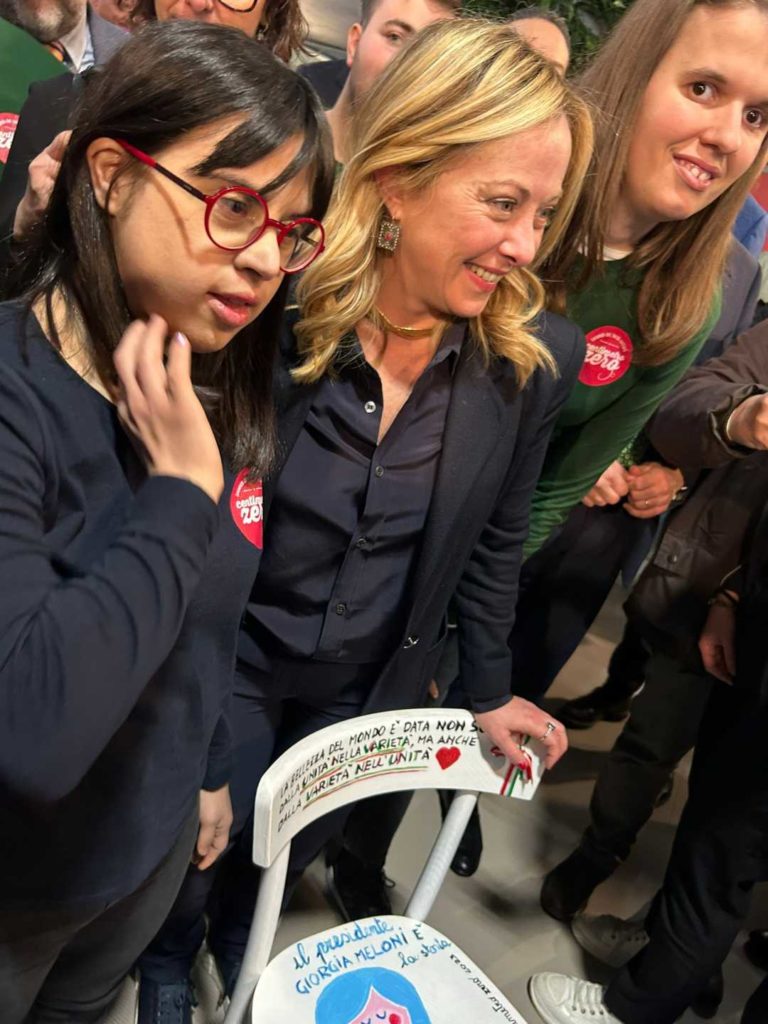 Centimetro Zero dona una sedia a Giorgia Meloni