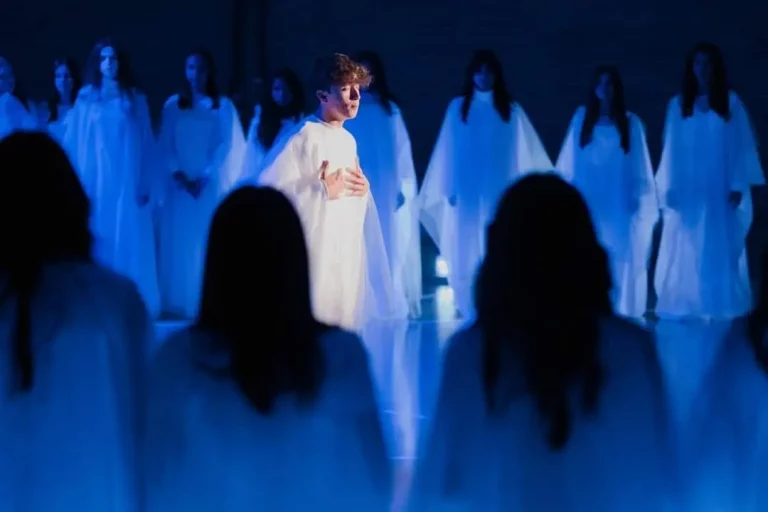 forza bruta e tenerezza raffinata la lezione “le nuvole” di Aristofane