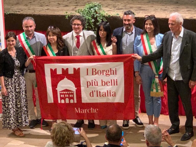 A Offida l’assemblea dei Borghi più belli d’Italia nelle Marche: Gradara ritira l’ambita bandiera