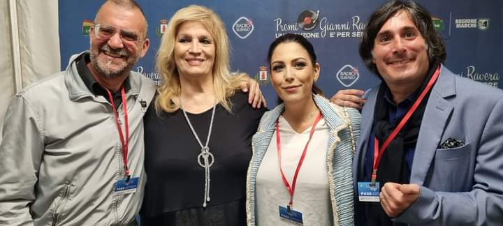 L’Artistic Picenum ospite al premio Gianni Ravera: donata una caricatura a Carlo Conti