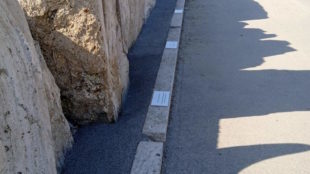 Per favore, non calpestate le targhe esplicative del Mam