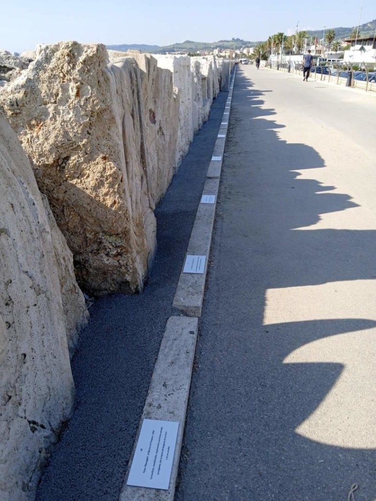 Per favore, non calpestate le targhe esplicative del Mam