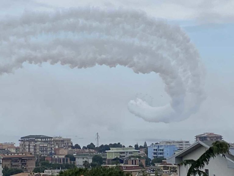 Frecce Tricolori, prove dell’esibizione acrobatica in bianco