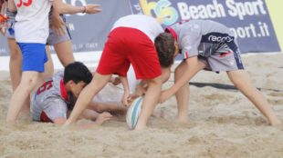 Experience l’Aquila Rossa trionfa al mini beach rugby di Alba Adriatica