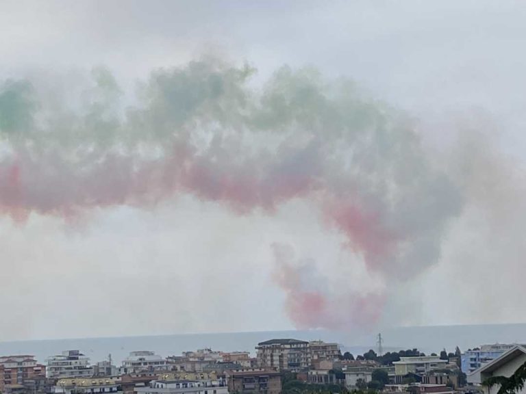 Air Show, emozioni acrobatiche con le Frecce Tricolori. Immagini e Video