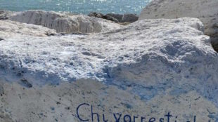 In ricordo di Luca Vignoli. Collocata una panchina in travertino al Molo Sud
