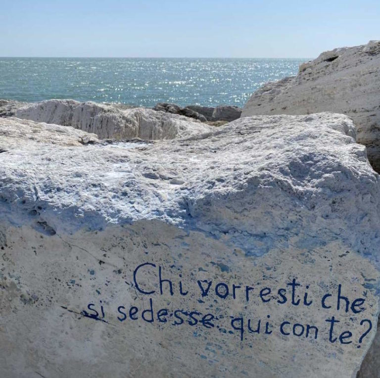 In ricordo di Luca Vignoli. Collocata una panchina in travertino al Molo Sud