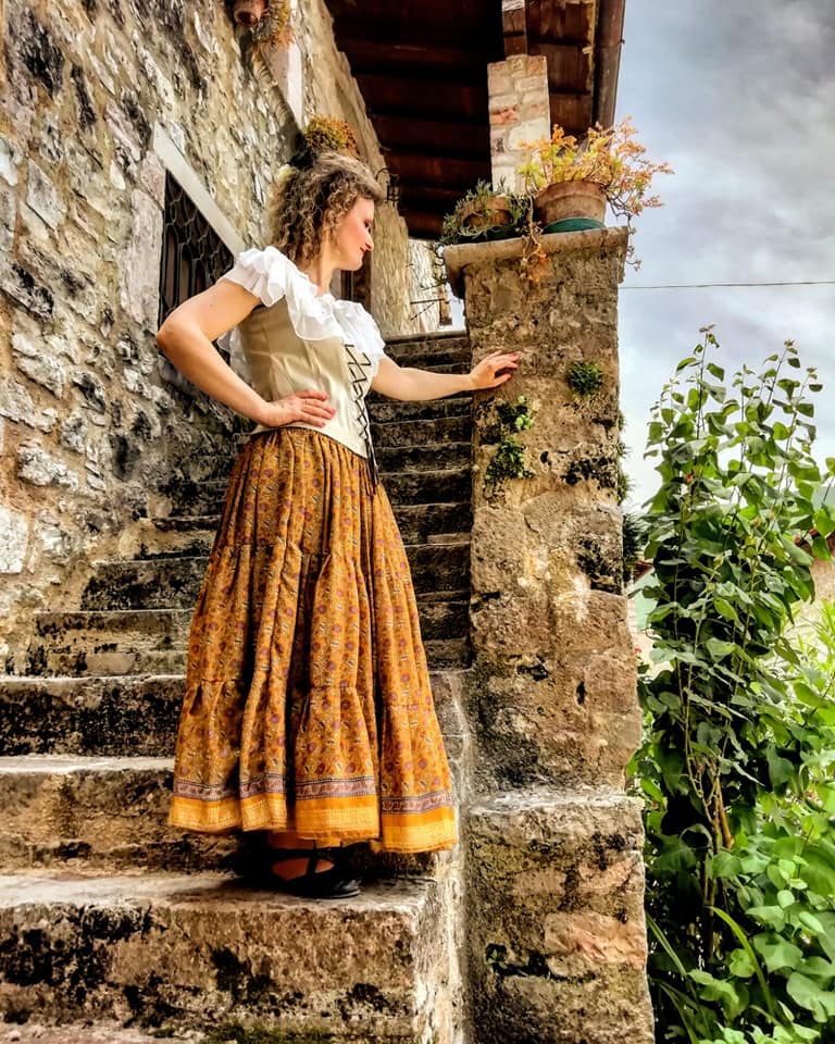 Per la Festa di Sant’Emidio: ‘Vengono contadini suonando diversi strumenti, e ballando e cantando per le piazze e le strade…’