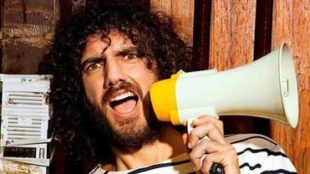Andrea Rivera in scena sul palco di Piazza Fazzini a Grottammare
