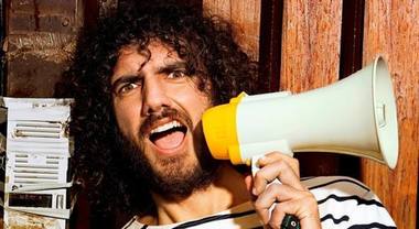 Andrea Rivera in scena sul palco di Piazza Fazzini a Grottammare