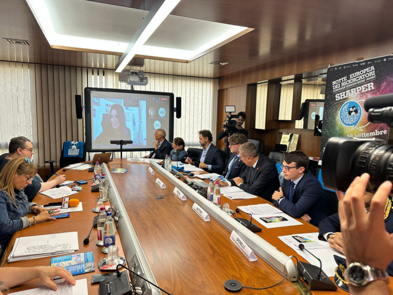 Sharper Night compie 10 anni: la scienza torna in piazza con le ricercatrici e i ricercatori UnivPM