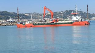 DRAGAGGIO DEL PORTO: ORDINANZA FIRMATA, VENTO E MARE FAVOREVOLI. FINALMENTE, ADESSO SI PUÒ COMINCIARE
