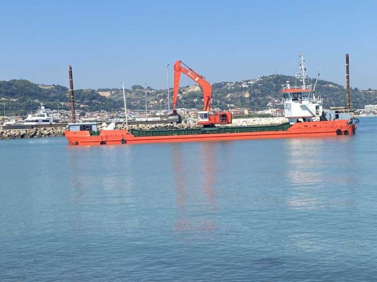DRAGAGGIO DEL PORTO: ORDINANZA FIRMATA, VENTO E MARE FAVOREVOLI. FINALMENTE, ADESSO SI PUÒ COMINCIARE