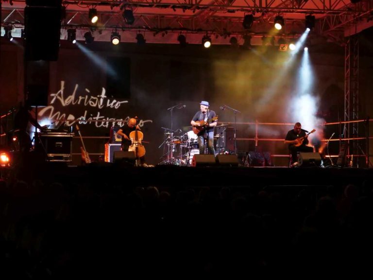 Il maestro Enzo Gragnaniello illumina il Festival Adriatico Mediterraneo
