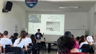 Lotta alle microplastiche, Studenti del Rosetti ‘ricercatori’ in spiaggia