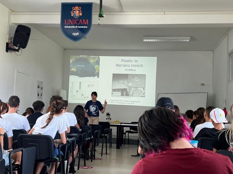 Lotta alle microplastiche, Studenti del Rosetti ‘ricercatori’ in spiaggia