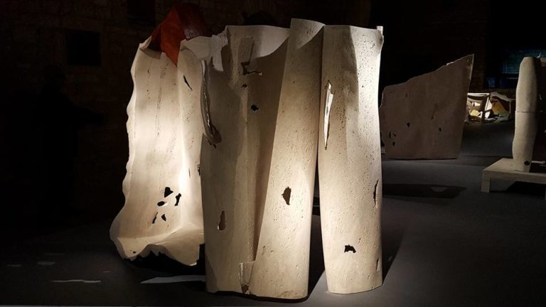 Giuliano Giuliani: Arte sopraffina a Sassoferrato. Ascoltare un commento: “Ma come fa l’artista a piegare il travertino così?”… non ha prezzo!