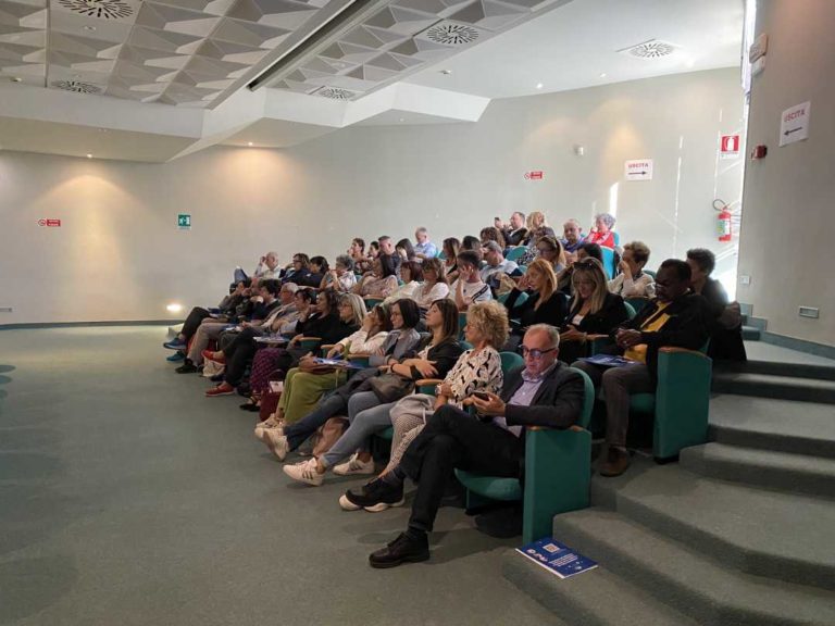 Prendersi cura del paziente con demenza: conoscenza clinica, gestione ed esperienze