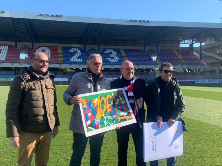 L’ex sindaco Perazzoli consegna al presidente Massi una stampa di Nespolo per lo storico Centenario Rossoblu