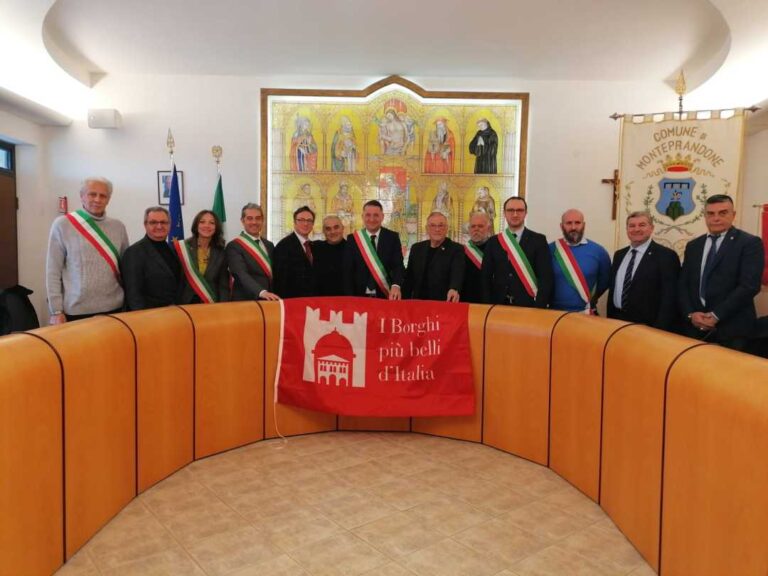 La bandiera de “I Borghi più belli d’Italia” sventola sul borgo storico di Monteprandone