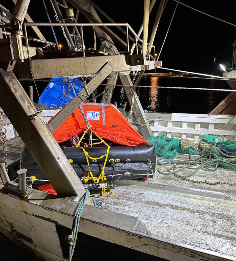 Peschereccio affonda a 6 miglia da San Benedetto del Tronto, salvati i tre pescatori