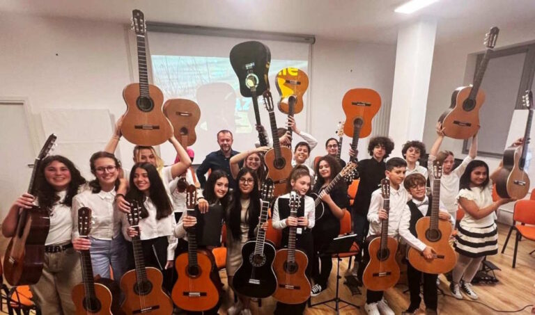ALLA SCUOLA MEDIA CURZI UN VIAGGIO NEL MONDO DELLA MUSICA CON L’ORCHESTRA DI CHITARRE