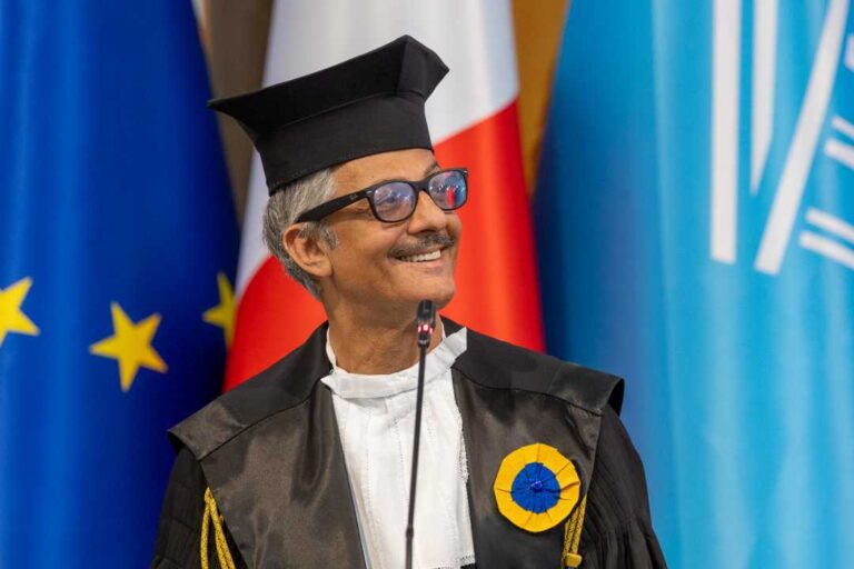 Rosario Fiorello agli studenti UniUrb: “Da soli non si arriva da nessuna parte, c’è sempre qualcuno nella tua strada”