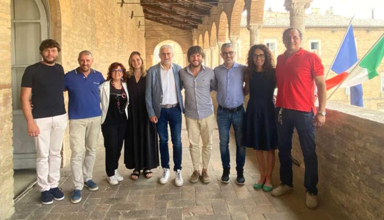 Massa assegna deleghe autonome anche ai consiglieri e allarga la Giunta