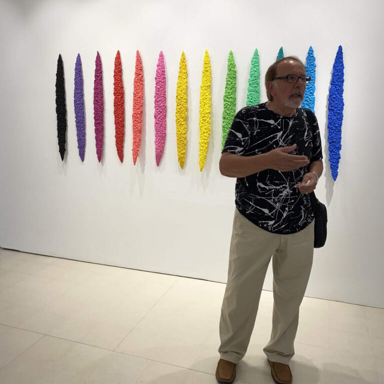 Visitatori incantati dalle forme e dai colori dell’Astrattismo Magico di Domenico Difilippo alla Palazzina Azzurra