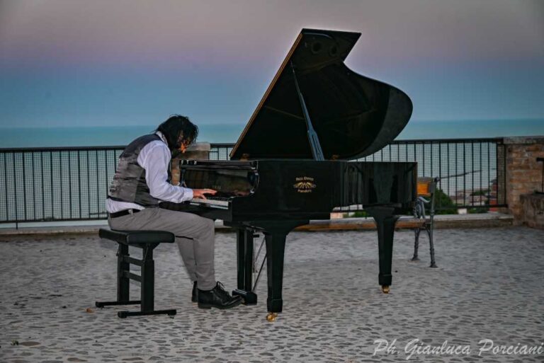 Piano Piano nel Borgo.  Pianoforti in cerca di pianisti al Vecchio Incasato