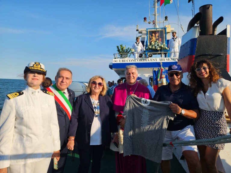 La Marineria Sambenedettese dona maglietta commemorativa al Vescovo Palmieri