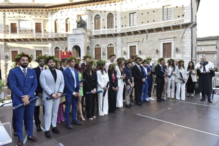 Lauree in piazza a Fermo: corone d’alloro per 36 laureate e laureati