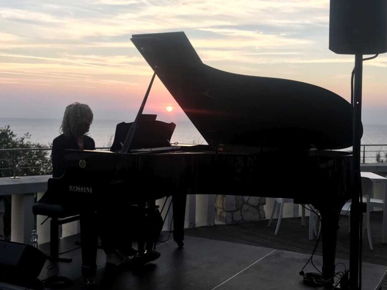 Sorge l’alba sulla XVIII edizione di Adriatico Mediterraneo Festival con le note del pianoforte di Maurizio Mastrini