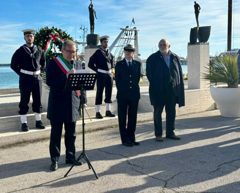 Interdire la passeggiata al porto e la visita al sacrario dei nostri tragici naufragi, perché?
