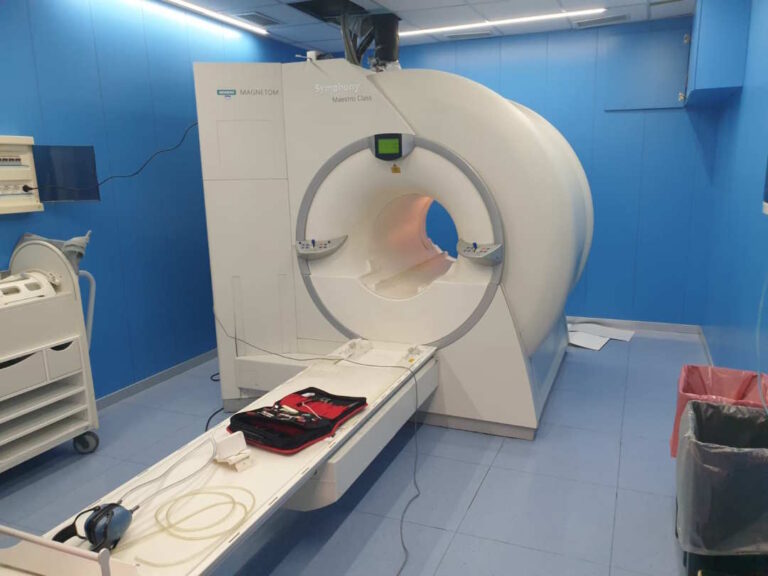 RIMOSSA LA VECCHIA RISONANZA MAGNETICA DELL’OSPEDALE ‘MAZZONI’