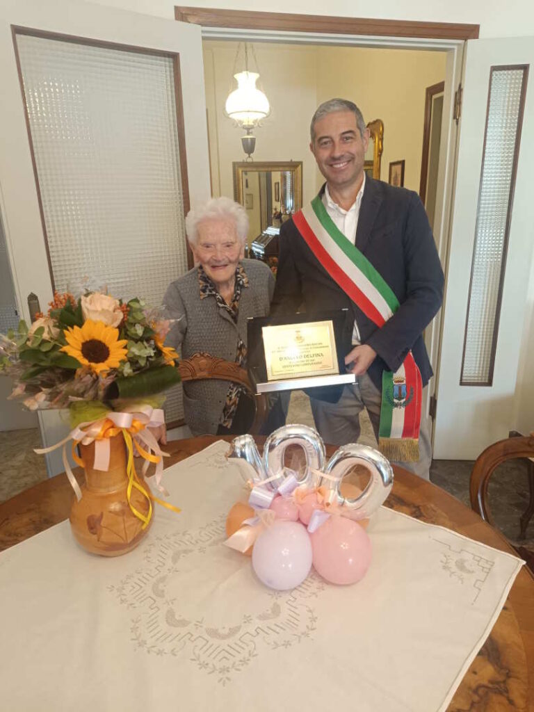 Delfina compie 100 anni, brindisi in musica con il sindaco