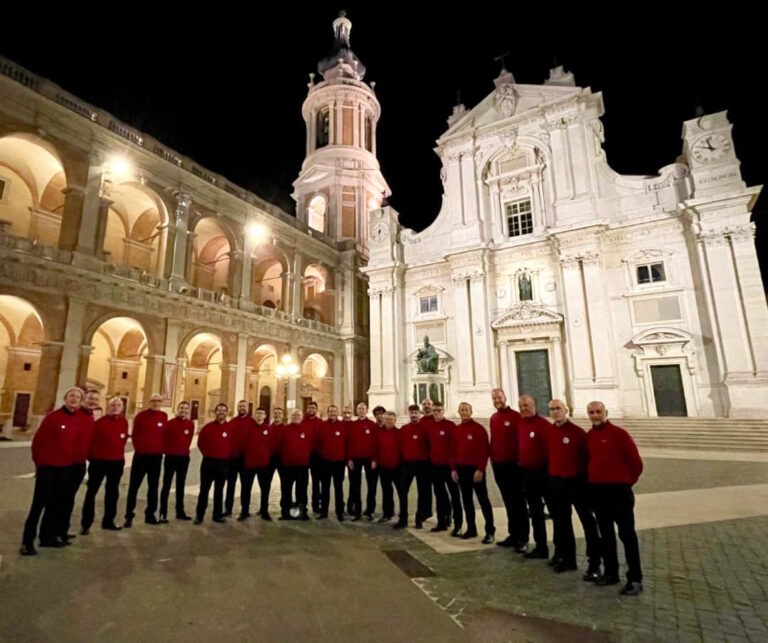Applausi degli alpini per il Coro “La Cordata” a Loreto