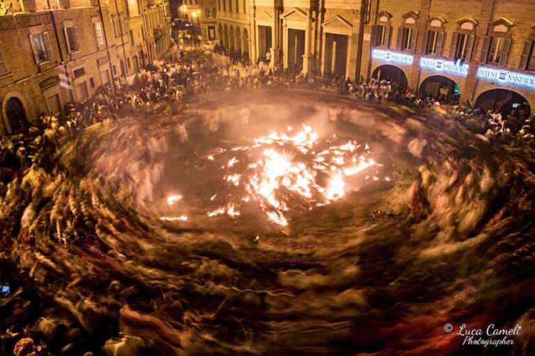 Il Carnevale Storico di Offida protagonista a Olbia nella tredicesima edizione di “Storie di un Attimo”
