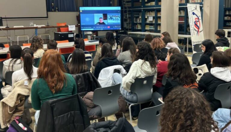 Giorgio Scianna, ‘Le api non vedono il rosso’