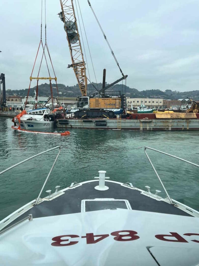 Affonda peschereccio in porto a San Benedetto del Tronto: operazioni di recupero in corso