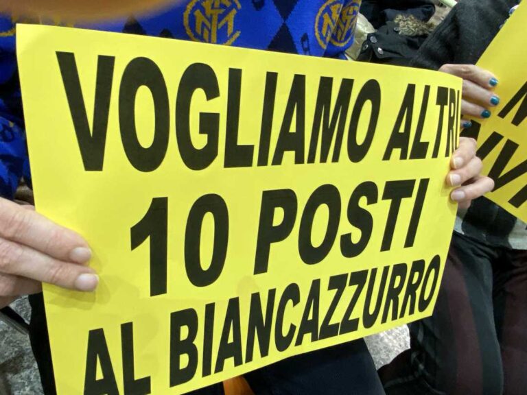 Biancazzurro della discordia: la protesta dei famigliari al Consiglio Comunale