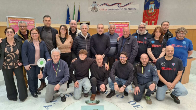 è il Carnevale Sambenedettese con la sfilata dei Carri allegorici in Centro