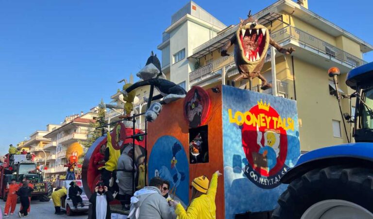 Con lo spegnersi dei Moccoli cala il sipario sullo storico Carnevale di Castignano