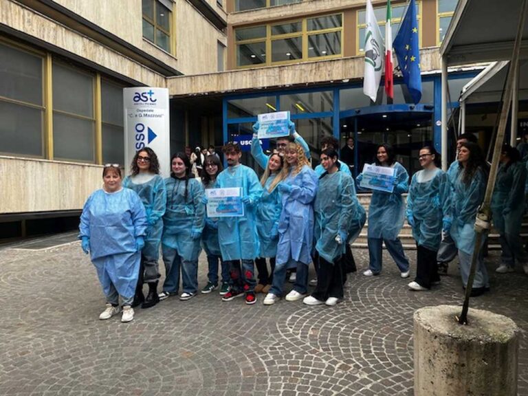 GIORNATA CONTRO LA VIOLENZA NEI CONFRONTI DEGLI OPERATORI SANITARI: ALL’OSPEDALE ‘MAZZONI’ UN FLASH MOB PER SENSIBILIZZARE SUL TEMA