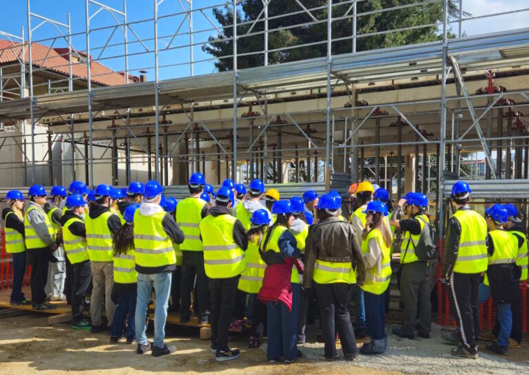 VISITA DEGLI STUDENTI DELLA SCUOLA DI ARCHITETTURA E DESIGN AL CANTIERE DEL PLESSO FALCONE BORSELLINO DI VIA ZEPPELLE DI ASCOLI PICENO