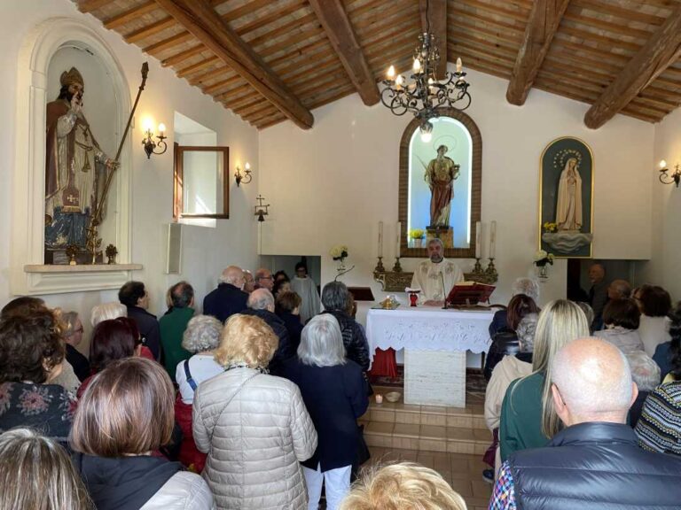 Tradizionale Santa Messa nella Chiesa di Santa Lucia punto di incontro delle civiltà rurale e marinara