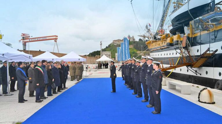 L’AMERIGO VESPUCCI AL PORTO DI ANCONA: IL BENVENUTO DEL PRESIDENTE ACQUAROLI